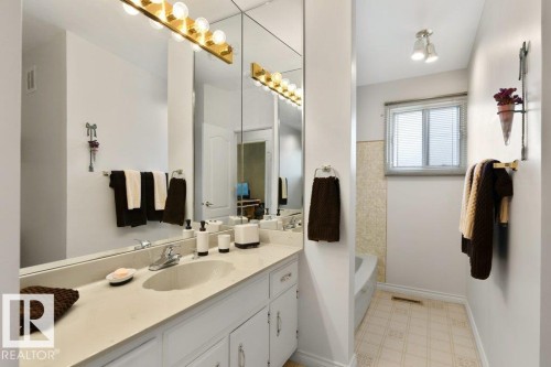 9512 147 Avenue, Edmonton, AB - Indoor Photo Showing Bathroom