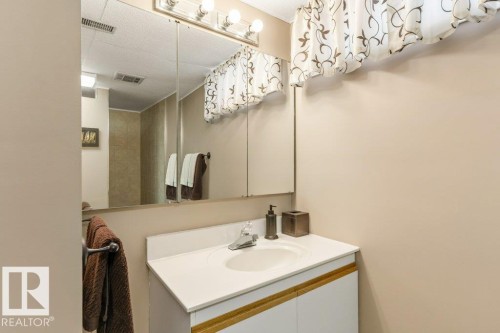 9512 147 Avenue, Edmonton, AB - Indoor Photo Showing Bathroom