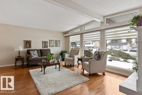 9512 147 Avenue, Edmonton, AB - Indoor Photo Showing Living Room