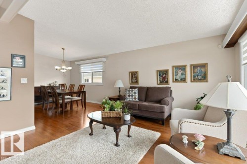 9512 147 Avenue, Edmonton, AB - Indoor Photo Showing Living Room