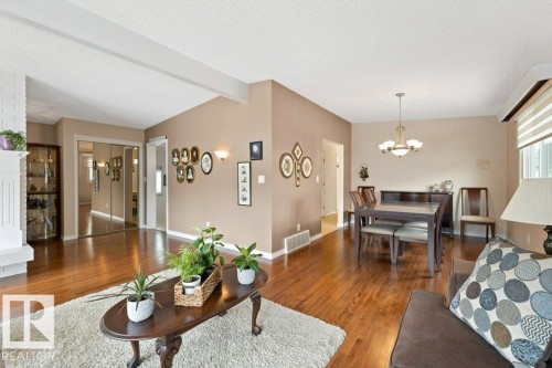 9512 147 Avenue, Edmonton, AB - Indoor Photo Showing Living Room