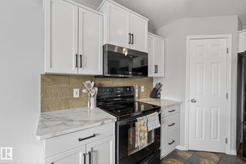 33 Hartwick Gate, Spruce Grove, AB - Indoor Photo Showing Kitchen
