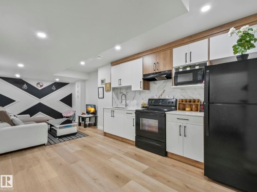 1143 Plum Lane, Edmonton, AB - Indoor Photo Showing Kitchen