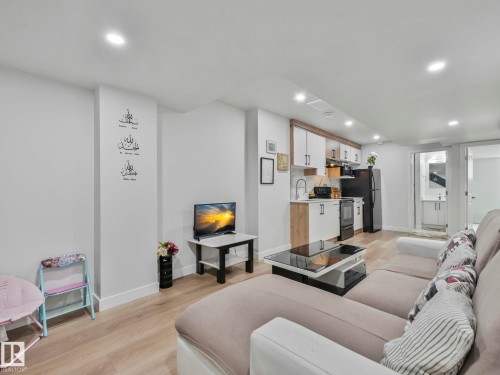1143 Plum Lane, Edmonton, AB - Indoor Photo Showing Living Room