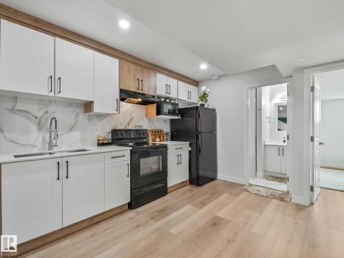 1143 Plum Lane, Edmonton, AB - Indoor Photo Showing Kitchen