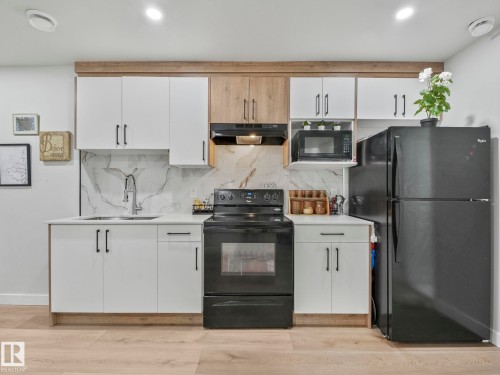 1143 Plum Lane, Edmonton, AB - Indoor Photo Showing Kitchen