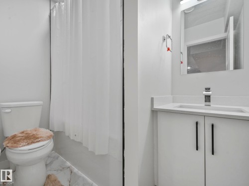 1143 Plum Lane, Edmonton, AB - Indoor Photo Showing Bathroom