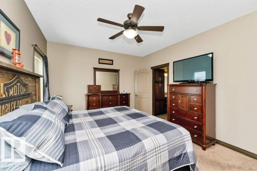 This room features neutral-toned walls and carpeted flooring - 33 Hillcrest Point(E), Fort Saskatchewan, AB - Indoor Photo Showing Bedroom