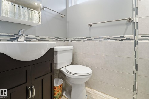 4414 46 Avenue, Leduc, AB - Indoor Photo Showing Bathroom
