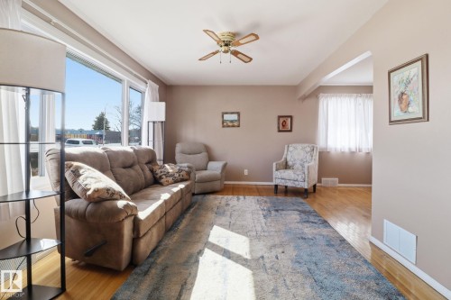 4414 46 Avenue, Leduc, AB - Indoor Photo Showing Living Room