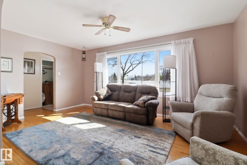4414 46 Avenue, Leduc, AB - Indoor Photo Showing Living Room