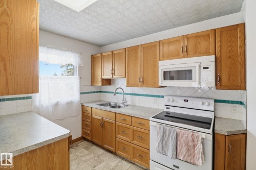 4414 46 Avenue, Leduc, AB - Indoor Photo Showing Kitchen With Double Sink