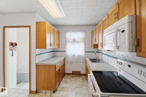 4414 46 Avenue, Leduc, AB - Indoor Photo Showing Kitchen With Double Sink