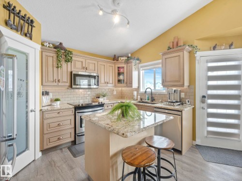 16412 61 Street, Edmonton, AB - Indoor Photo Showing Kitchen With Upgraded Kitchen
