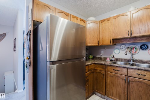 191 Kiniski Crescent, Edmonton, AB - Indoor Photo Showing Kitchen With Double Sink