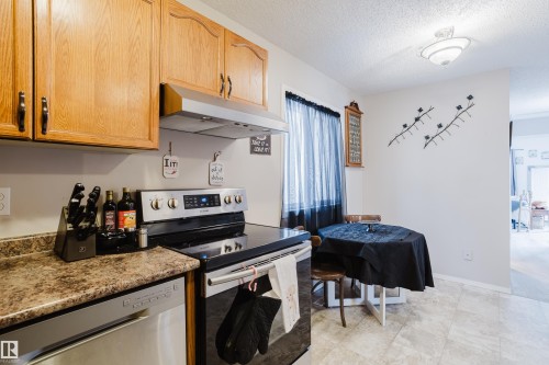 191 Kiniski Crescent, Edmonton, AB - Indoor Photo Showing Kitchen