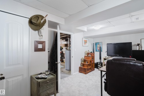 191 Kiniski Crescent, Edmonton, AB - Indoor Photo Showing Office