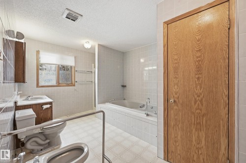 11019 126 Street, Edmonton, AB - Indoor Photo Showing Bathroom