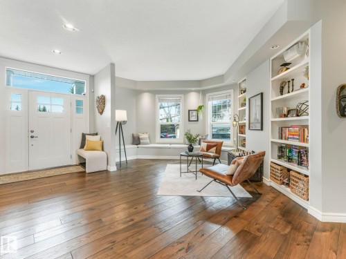 110 Weaver Drive, Edmonton, AB - Indoor Photo Showing Living Room