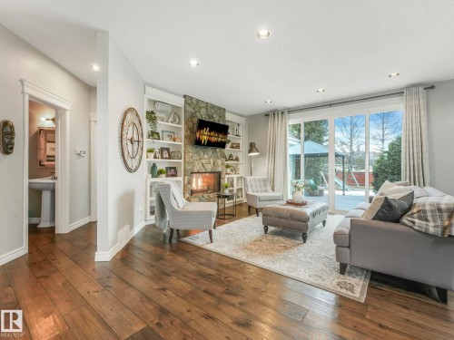 110 Weaver Drive, Edmonton, AB - Indoor Photo Showing Living Room