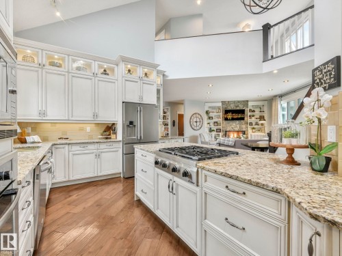 110 Weaver Drive, Edmonton, AB - Indoor Photo Showing Kitchen With Upgraded Kitchen