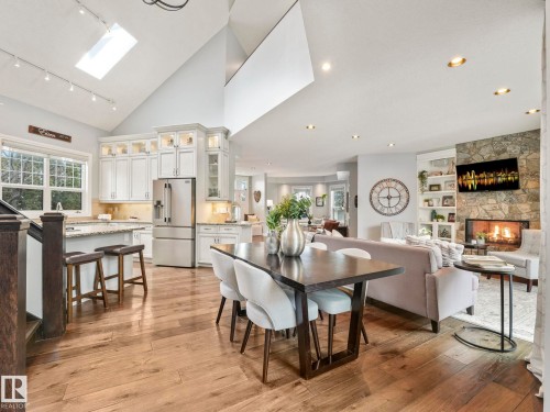 110 Weaver Drive, Edmonton, AB - Indoor Photo Showing Dining Room