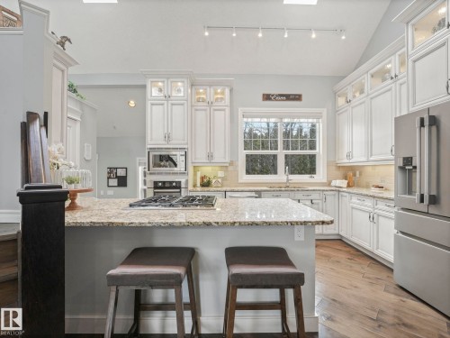 110 Weaver Drive, Edmonton, AB - Indoor Photo Showing Kitchen With Upgraded Kitchen