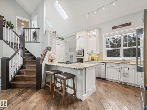 110 Weaver Drive, Edmonton, AB - Indoor Photo Showing Kitchen With Upgraded Kitchen