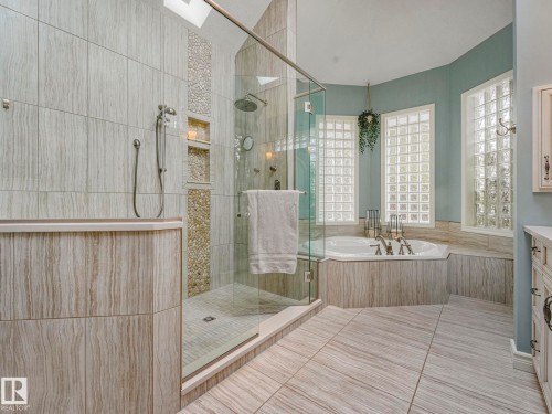 110 Weaver Drive, Edmonton, AB - Indoor Photo Showing Bathroom