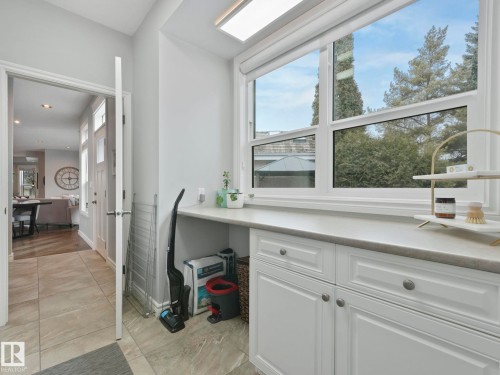 110 Weaver Drive, Edmonton, AB - Indoor Photo Showing Other Room
