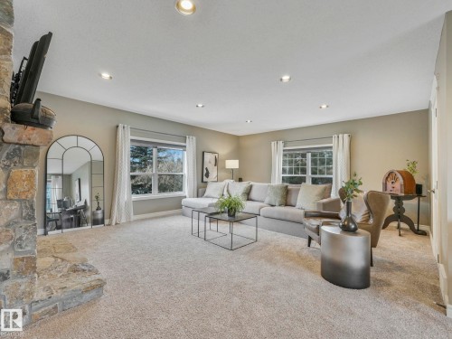 110 Weaver Drive, Edmonton, AB - Indoor Photo Showing Living Room