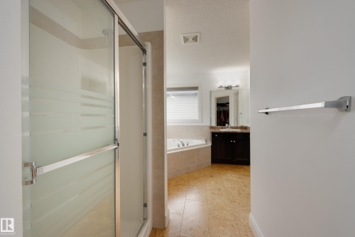6131 10 Avenue, Edmonton, AB - Indoor Photo Showing Bathroom