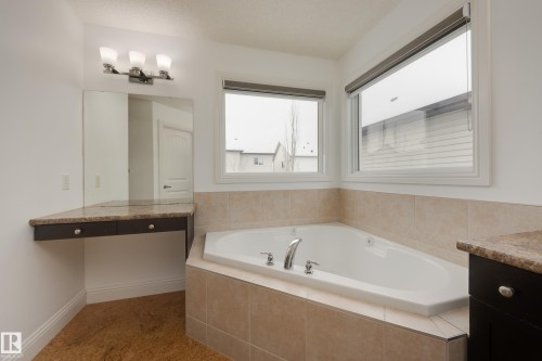 6131 10 Avenue, Edmonton, AB - Indoor Photo Showing Bathroom