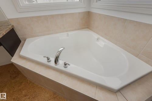 6131 10 Avenue, Edmonton, AB - Indoor Photo Showing Bathroom