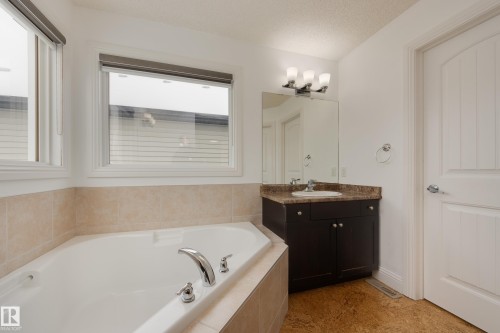 6131 10 Avenue, Edmonton, AB - Indoor Photo Showing Bathroom