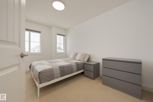 6131 10 Avenue, Edmonton, AB - Indoor Photo Showing Bedroom