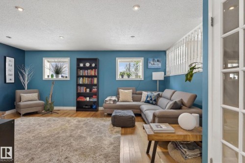 4 Dorset Place, St. Albert, AB - Indoor Photo Showing Living Room