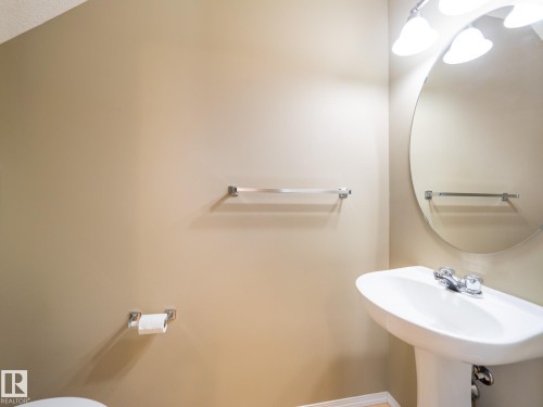 25 8304 11 Avenue, Edmonton, AB - Indoor Photo Showing Bathroom