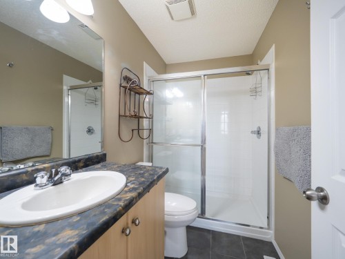 25 8304 11 Avenue, Edmonton, AB - Indoor Photo Showing Bathroom