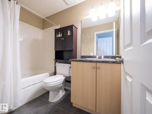 25 8304 11 Avenue, Edmonton, AB - Indoor Photo Showing Bathroom