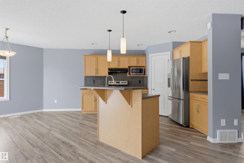 125 Rue Masson, Beaumont, AB - Indoor Photo Showing Kitchen