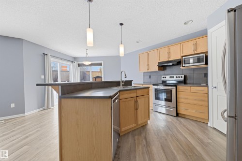 125 Rue Masson, Beaumont, AB - Indoor Photo Showing Kitchen