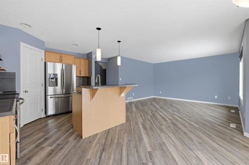 125 Rue Masson, Beaumont, AB - Indoor Photo Showing Kitchen
