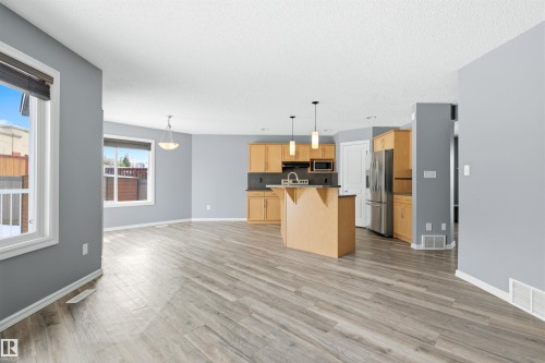 125 Rue Masson, Beaumont, AB - Indoor Photo Showing Kitchen