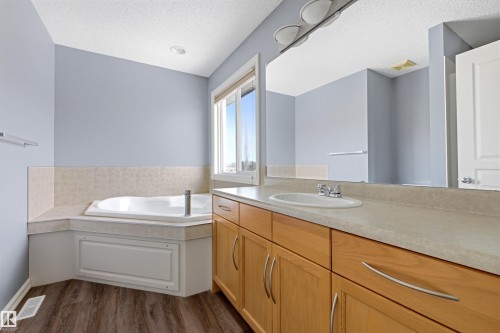 125 Rue Masson, Beaumont, AB - Indoor Photo Showing Bathroom