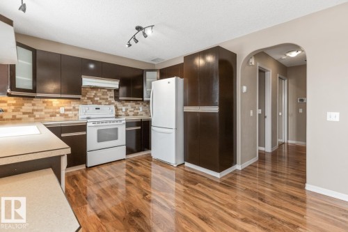 235 River Point(E), Edmonton, AB - Indoor Photo Showing Kitchen