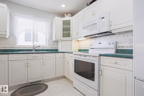 116 Maisonette Village, Leduc, AB - Indoor Photo Showing Kitchen