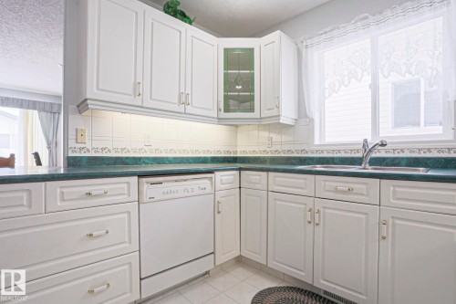 116 Maisonette Village, Leduc, AB - Indoor Photo Showing Kitchen