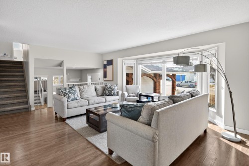 10524 31 Avenue, Edmonton, AB - Indoor Photo Showing Living Room