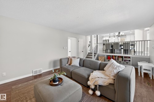 10524 31 Avenue, Edmonton, AB - Indoor Photo Showing Living Room